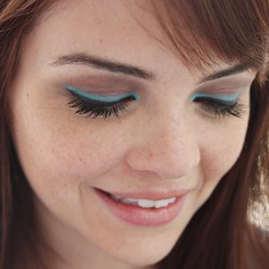 Tutorial: delineado colorido duplo (+ dica para falhas de sobrancelha)