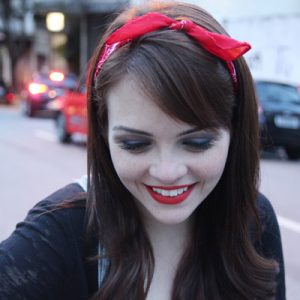 Look da Ka: Jardineira jeans e bandana