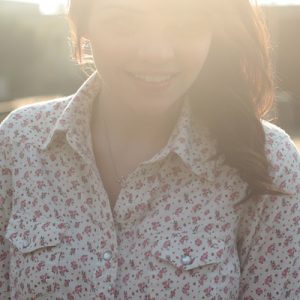 Look da Ka: Camisa floral e Iate com brilhos