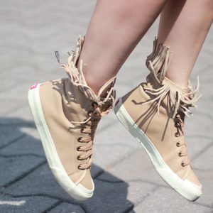 Look da Ka: Camiseta dos Simpsons e tênis com franja