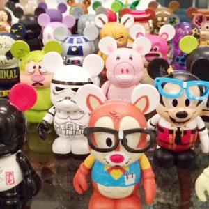 Morra de amores pelos Vinylmation, toy arts da Disney em formato de Mickey!