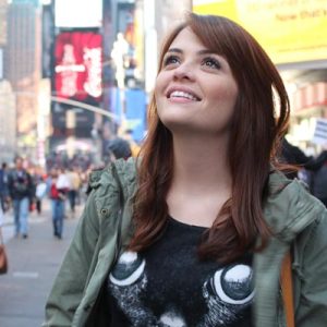 Look da Ka: Tricot de gatinho, jaqueta militar e Times Square