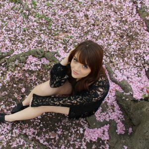 Look da Ka: Short de veludo e blusa de renda com franjas