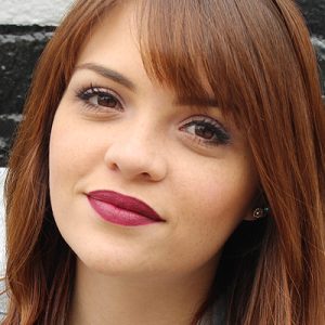 Look da Ka: Colete jeans e batom vinho