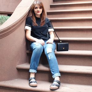 Look da Ka: Calça jeans boyfriend, camiseta com flores e Prada