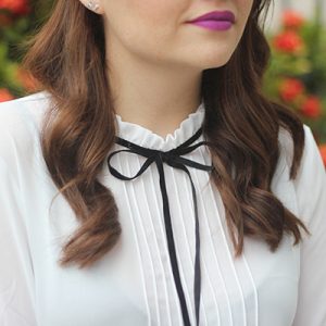 Look da Ka: Camisa com laço, salto alto e batom roxo