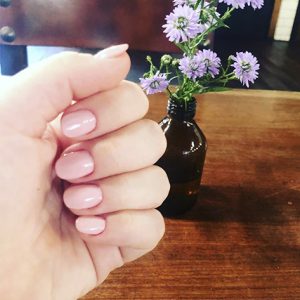 10 músicas para: ouvir enquanto você faz as unhas