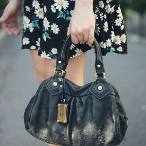 Look da Ka: saia de margaridas e salto alto nude