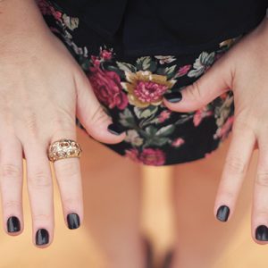 Look da Ka: SPFW com saia floral, camisa preta e botões dourados