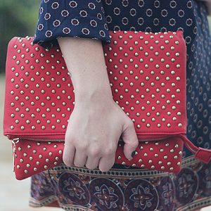 Look da Ka: Vestido estampado e bolsa com tachinhas para o Natal