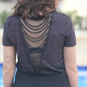 Look da Ka: camiseta de correntes e short de cintura alta com renda
