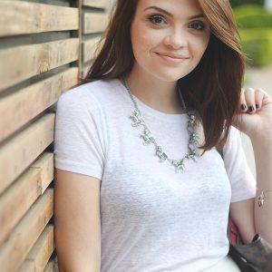 Look da Ka: tudo branco e chinelo slide com brilho