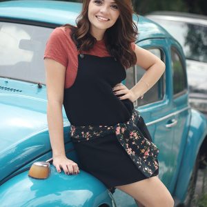 Look da Ka: jardineira preta e camisa floral