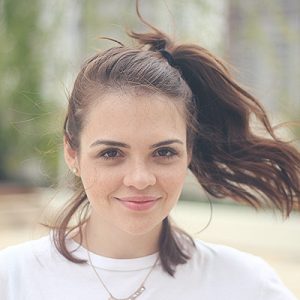 Look da Ka: camiseta masculina, tênis e camisa listrada