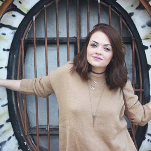 Look da Ka: Saia floral, tricô larguinho e muitos colares