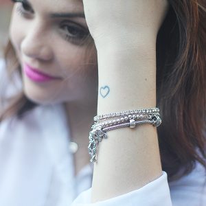 Look da Ka: Calça tomboy, camisa branca e tênis Adidas