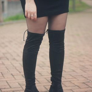 Look da Ka: Bota over the knee, mini-saia e moletom larguinho