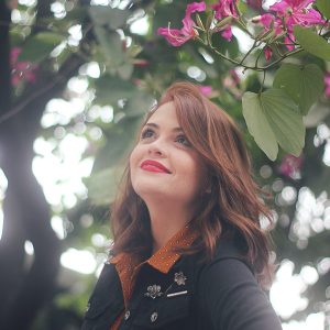 Look da Ka: Camisa de bolinhas, saia rodada e sapato masculino