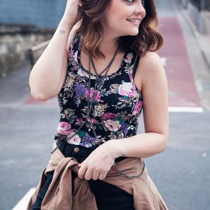 Look da Ka: camisa militar e regata floral no Japão