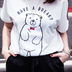 Look da Ka: Camiseta de urso e tênis esportivo