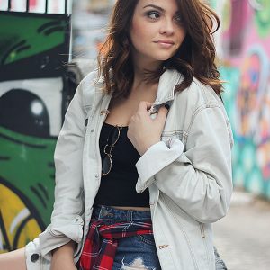 Look da Ka: Jaqueta jeans boyfriend e camisa xadrez