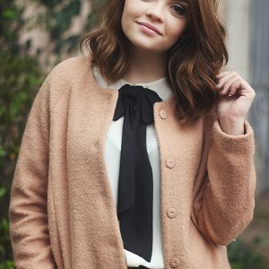 Look da Ka: camisa de laço e maxi casaco