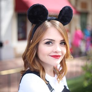 Look da Ka especial Disneyland: vestido jardineira e tênis branco