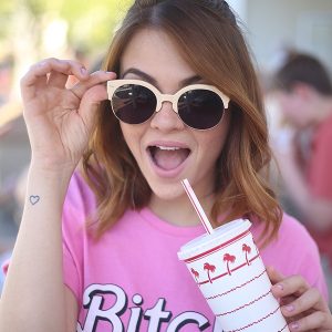 Look da Ka: short jeans e camiseta rosa Barbie