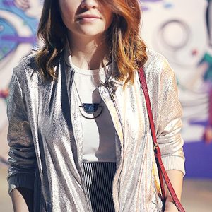 Look da Ka: jaqueta metalizada e tênis branco