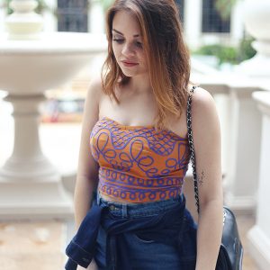 Look da Ka: Cropped laranja e short de cintura alta