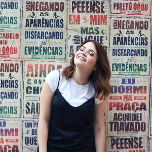 Look da Ka: alcinha + t-shirt e minissaia